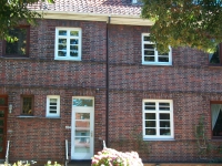 2- flügelige Fenster mit Zierkämpfer auf glasteilender Sprosse. Optisch wie ein Fenster mit Oberlicht