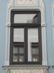 2- flügeliges Fenster mit Oberlicht Drehkipp, mit Zierkämpfer und profilierter Schlageleiste mit Kopf- und Fußstück