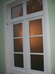 Fenster mit unprofilierten Wiener Sprossen und glasteilender Sprosse im festverglastem Oberlicht, Flügel mit satiniertem Glas