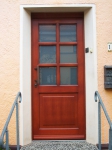 Haustür mit wärmegedämmter Holzfüllung, glasteilenden Sprossen und satiniertem Glas