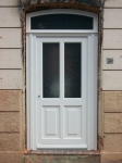 Haustür mit 2 wärmegedämmten, abgeplatteten Holzfüllungen, mit Oberlicht mit Segmentbogen und Eisblumenglas im Türflügel