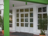 Haustüranlage mit festverglastem Oberlicht, festverglasten Seitenteilen und glasteilenden Sprossen